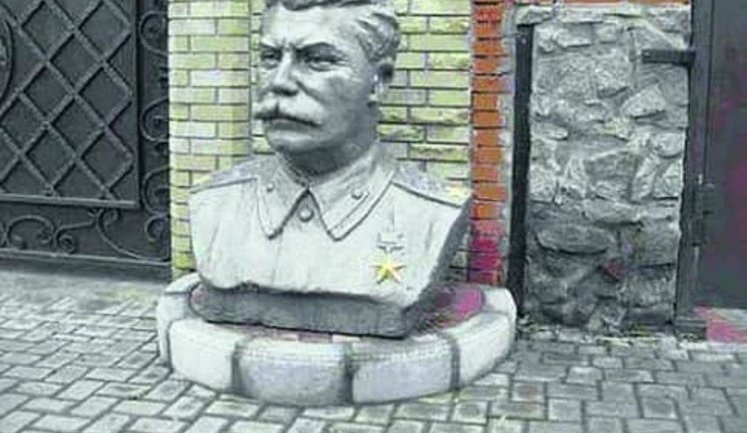 Вирок Стерненку виніс суддя з Донецька Попревич, який встановив біля воріт свого особняка бюсти Леніна і Сталіна, - Казанський. ФОТО