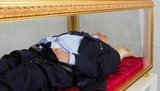 "Мечта итальянцев": В Риме выставили стеклянный гроб с "трупом" Берлускони. ФОТОрепортаж