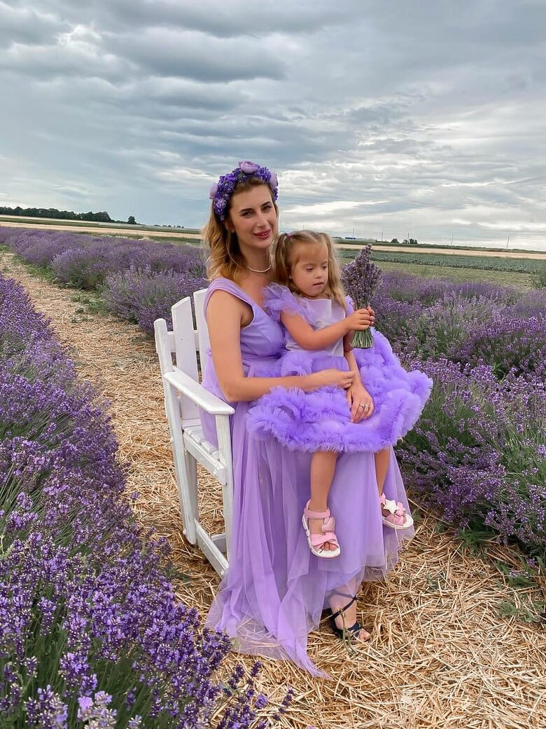 Мама загиблої внаслідок обстрілу Вінниці 4-річної Лізи написала емоційний допис: Не вірю...Кляті нелюди вбили тебе і мене 01