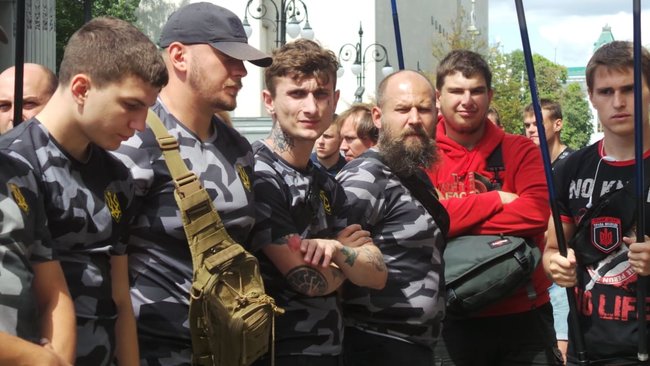 Поговори з тими, кого ти вбив, х#йло!: националисты пикетируют ОП с требованием ареста российской агентуры в Украине и перекрытия границы с РФ 05