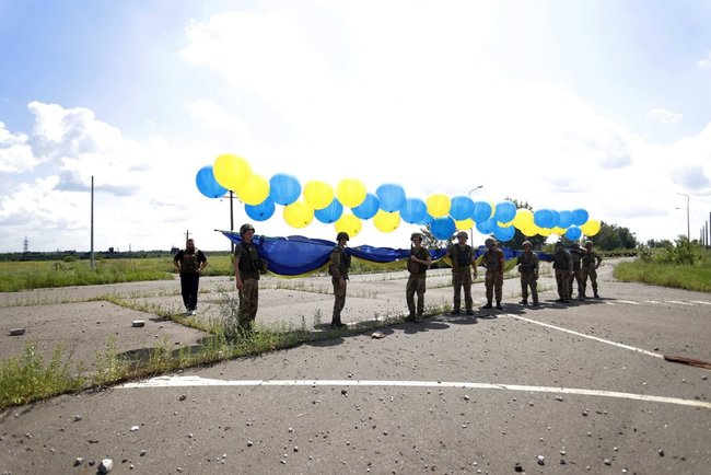 Бійці 72-ї ОМБр запустили в бік окупованого Донецька величезний прапор України 05