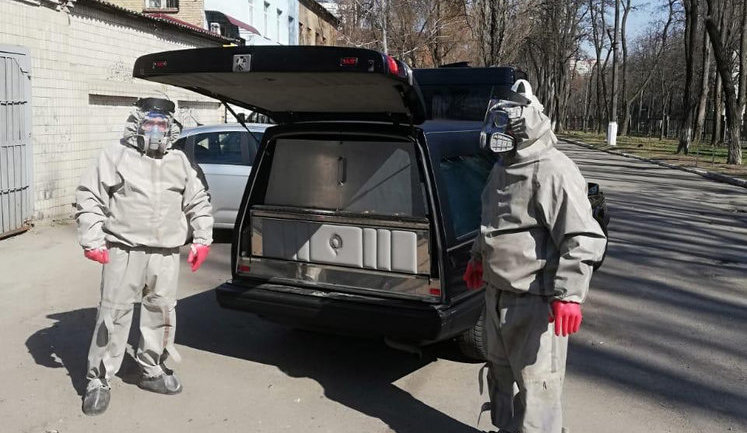 Журналісти дізналися про проблеми поховання померлих від COVID-19 в Україні. ВIДЕО