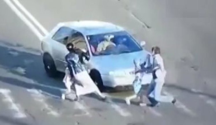 П'яний водій автомобіля на євробляхах збив родину на пішохідному переході в Києві. ВІДЕО камер спостереження