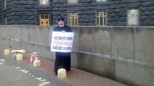 "Обеспечьте права религиозной свободы украинцев в Крыму", - архиепископ Климент под Кабмином объявил бессрочную голодовку. ФОТО