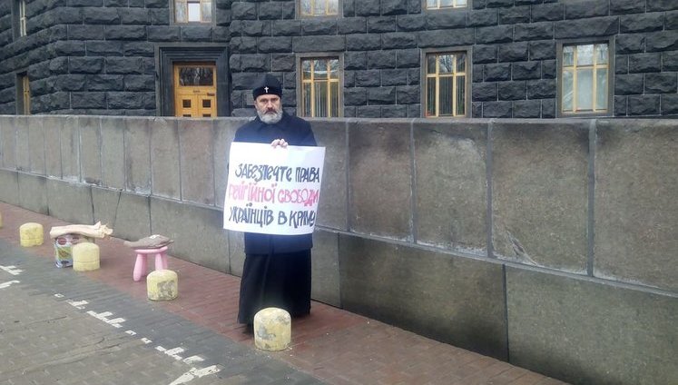 "Обеспечьте права религиозной свободы украинцев в Крыму", - архиепископ Климент под Кабмином объявил бессрочную голодовку. ФОТО