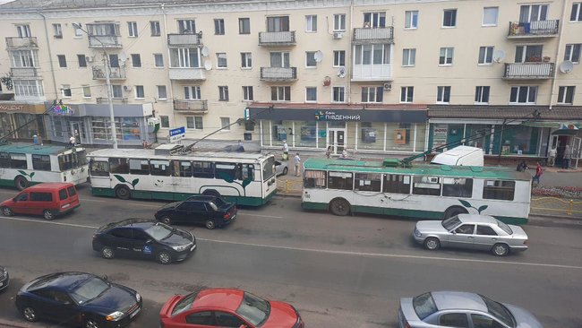 Man with bomb hijacks passenger bus in Lutsk, hostage alert announced in region 05