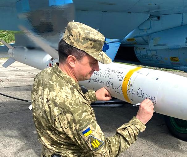 Подписал американскую ракету НARM. Надеюсь, следующие буду подписывать на истребителях, - командующий Воздушных Сил Олещук 01