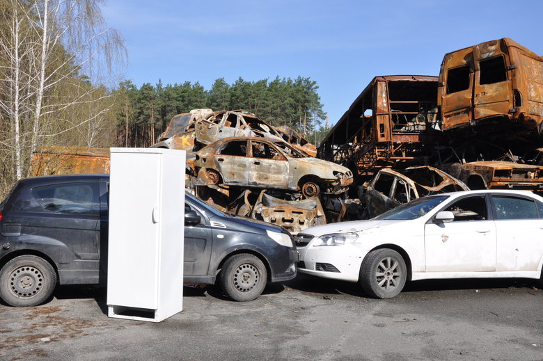 Цвинтар обгорілих авто в Ірпені 16