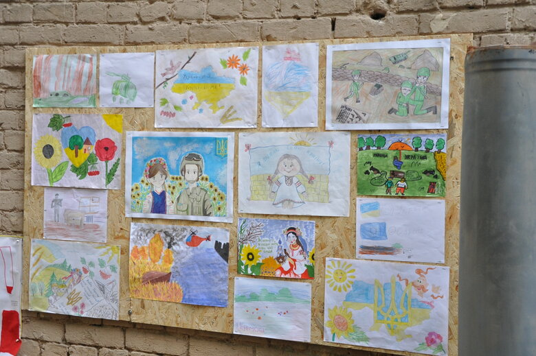 Кресло-катапульта, образцы снарядов и личные вещи рашистов: На Андреевском спуске открылась благотворительная выставка Спротив-2022 89 Кресло-катапульта, образцы снарядов и личные вещи рашистов: На Андреевском спуске открылась благотворительная выставка Спротив-2022 89