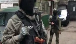 "Збираються люди, під'їжджають журналісти і чекаємо адвокатів", - Положинський про обшук у свого друга, рок-музиканта Антоненка, підозрюваного у вбивстві Шеремета. ВIДЕО