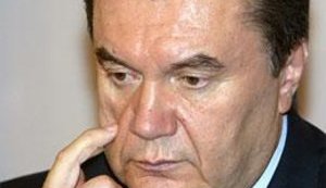 Журналисты увидели на Банковой угрюмого Януковича
