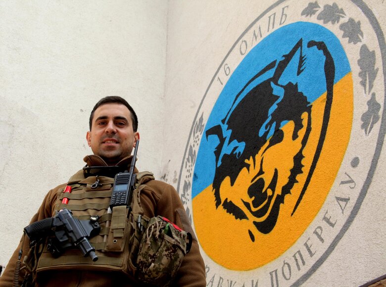 Командир 16-го батальйону 58-ої бригади Володимир Логуш: Як вони заходили через кордон? Ішла фура, за нею впритул три-чотири БТРи. В темряві незрозуміло було, що то кацапська техніка 01 Командир 16-го батальйону 58-ої бригади Володимир Логуш: Як вони заходили через кордон? Ішла фура, за нею впритул три-чотири БТРи. В темряві незрозуміло було, що то кацапська техніка 01