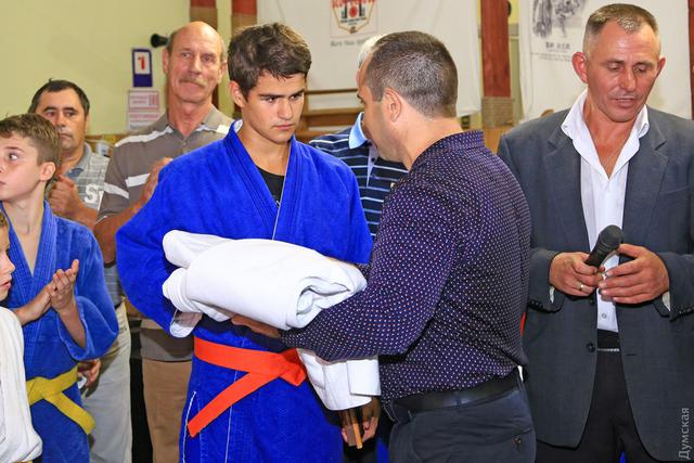 ДСНС нагородила 13-річного Максима Тихончука, що врятував 15 дітей під час пожежі в таборі Вікторія в Одесі 01