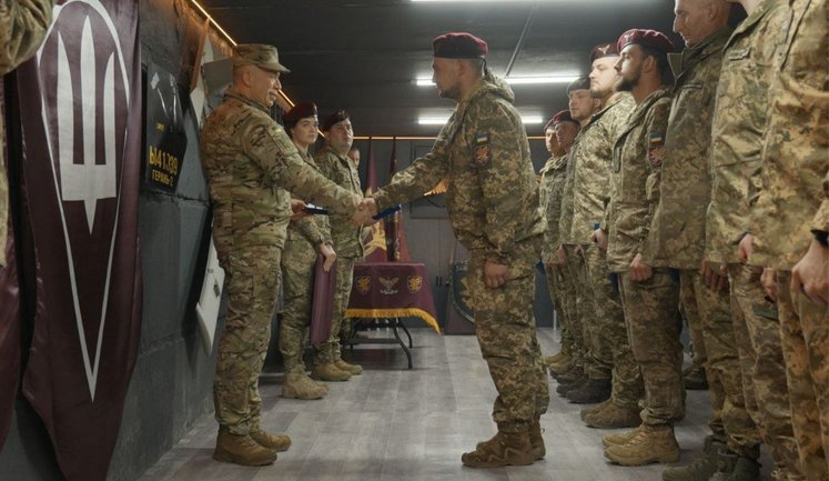 Сирський вручив відзнаки бійцям штурмових і десантних підрозділів у Південній операційній зоні. ФОТОрепортаж