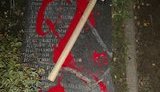 Вандалы разбили и облили краской памятную плиту погибшим ОУНовцам в Бабьем Яре. ФОТО