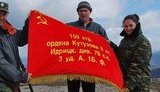 Русские казаки подняли над Крымом серп и молот: красное знамя теперь - на самой высокой горе полуострова. ФОТОрепортаж