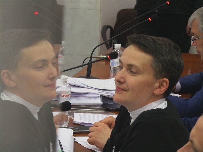 Після клопотань Хмари і Крат про взяття Савченко на поруки суд пішов радитися 01