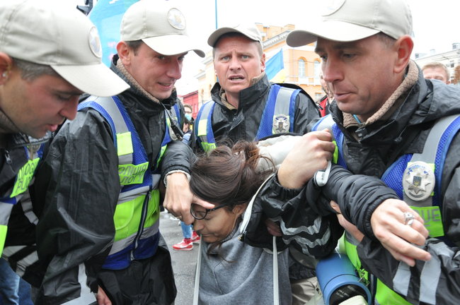 Руху ЛГБТ-маршу намагалася перешкодити жінка, яка лягла на асфальт і кричала про перетворення хлопчиків на геїв 18