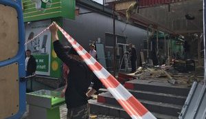 В Киеве рано утром начали сносить МАФы. Обещают демонтировать и "Рошен": "Приехали, а товар уже валяется на полу". ФОТОрепортаж
