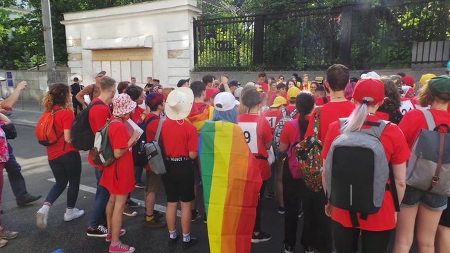 Противники КиївПрайду на стільцях перекривають шлях маршу 18