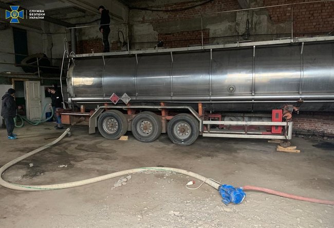 Руководство водочного госпредприятия на Ивано-Франковщине продавало неучтенный спирт на десятки миллионов гривен, - СБУ 03 Руководство водочного госпредприятия на Ивано-Франковщине продавало неучтенный спирт на десятки миллионов гривен, - СБУ 03