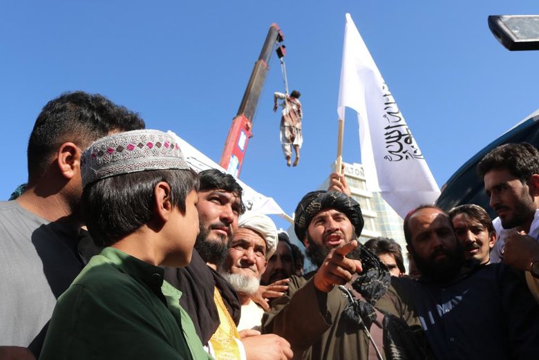 Таліби в Афганістані публічно вивісили тіла страчених на крани 05