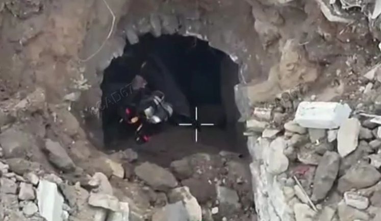 Украинский дрон горит и взрывается после того, как оккупант затягивает его в свое укрытие. ВИДЕО