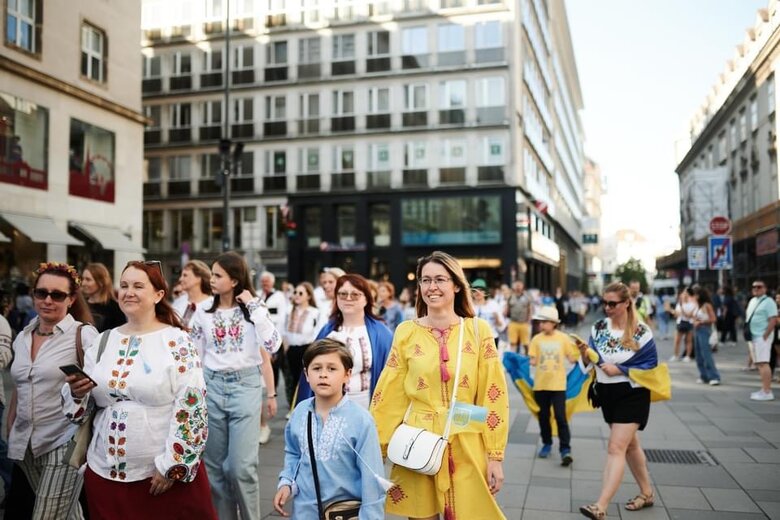 У Відні українці організували масовий марш у вишиванках 02