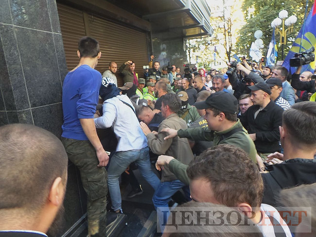 Під час мітингу під ГПУ проти екстрадиції в РФ Тумгоєва сталися сутички: мітингувальники бють вікна, їх у відповідь поливають водою зі шлангів 04