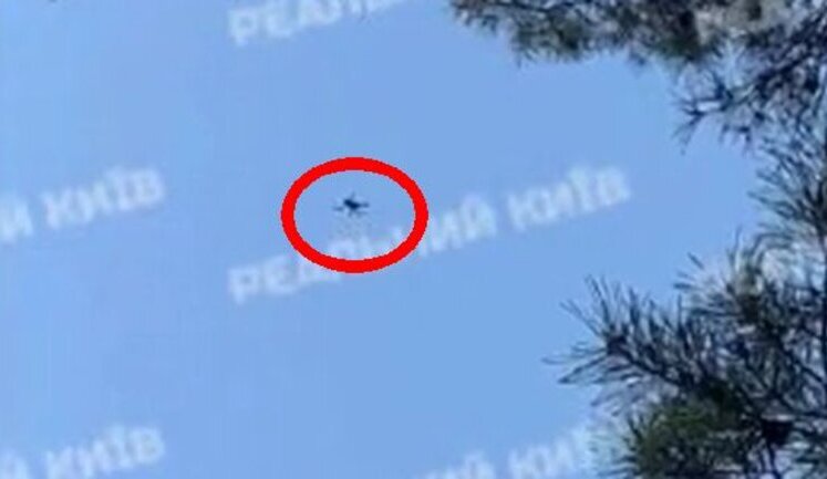 На берегу Алмазного озера в Киеве неизвестный сбросил с дрона дымовую шашку на отдыхающих. ВИДЕО