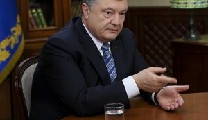 Необхідно зняти підозру, що Президентом і Верховним головнокомандувачем може стати людина, яка має наркотичну залежність, - Порошенко. ВIДЕО