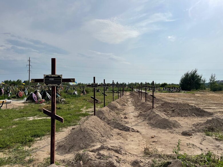 В Буче хоронят убитых во время оккупации гражданских, тела которых остались неопознанными: вместо имени - номер 02 В Буче хоронят убитых во время оккупации гражданских, тела которых остались неопознанными: вместо имени - номер 02