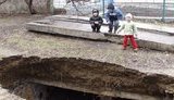 В Алчевске Луганской области на детской площадке провалилась земля. ФОТОрепортаж