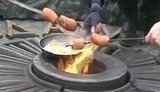 Назло Газпрому: в Киеве на вечном огне приготовили яичницу и шашлыки. ВИДЕО.
