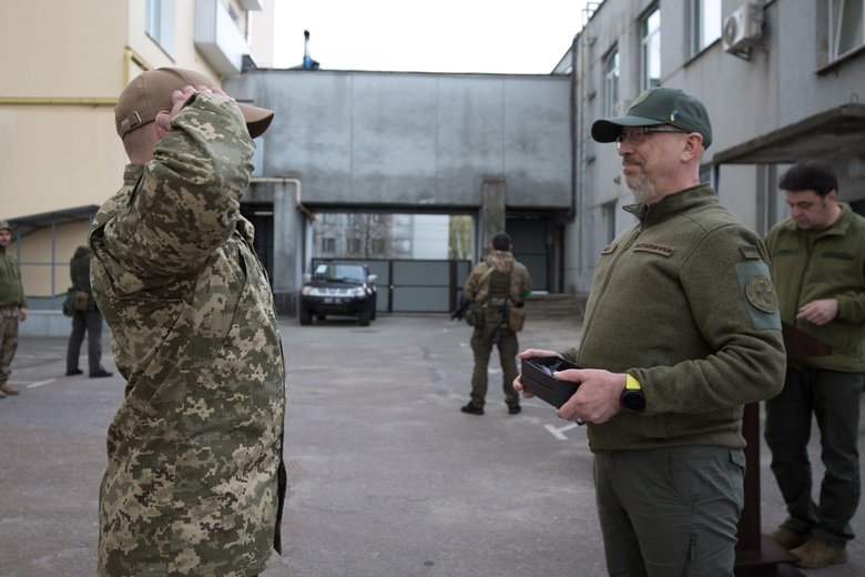 Резніков відвідав Чернігівщину та вручив нагороди захисникам 06