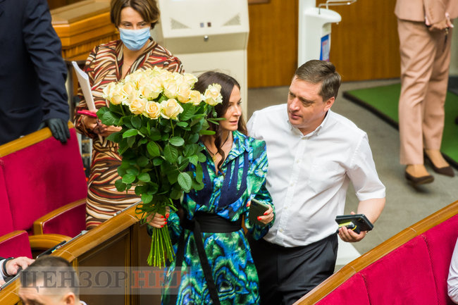 Ківа і сторіз оголених дівчат, Яценко в гостях у слуг народу і Куницький, який шепоче на вухо Забуранній, - робота ВР 15 вересня 16