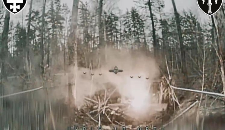 Дронарі "SIGNUM" виявили та розтрощили на друзки замаскований танк окупантів. ВIДЕО