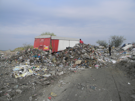 Перевізник львівського сміття не довіз його до Дніпра і вивантажив на Рівненщині 02 Перевізник львівського сміття не довіз його до Дніпра і вивантажив на Рівненщині 02