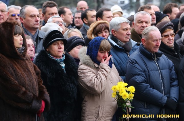 Сотні людей прийшли попрощатися з мером Луцька Романюком 12