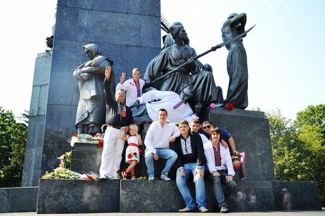 харьков свобода памятник вышиванка
