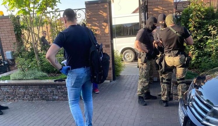 ДБР проводить обшуки в будинку ексміністра Омеляна. ВІДЕО+ФОТО