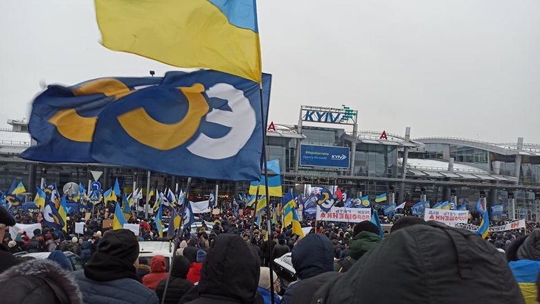 Прихильники Порошенка зібралися біля аеропорту Київ 33