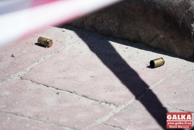 Невідомий розстріляв Audi в центрі Івано-Франківська, є постраждалий, - ЗМІ 01