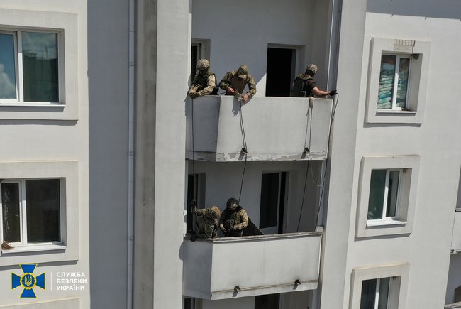 В преддверии Рош ха-Шана СБУ провела антитеррористические учения в Умани: штурмовали отель, в котором забаррикадировались террористы 01