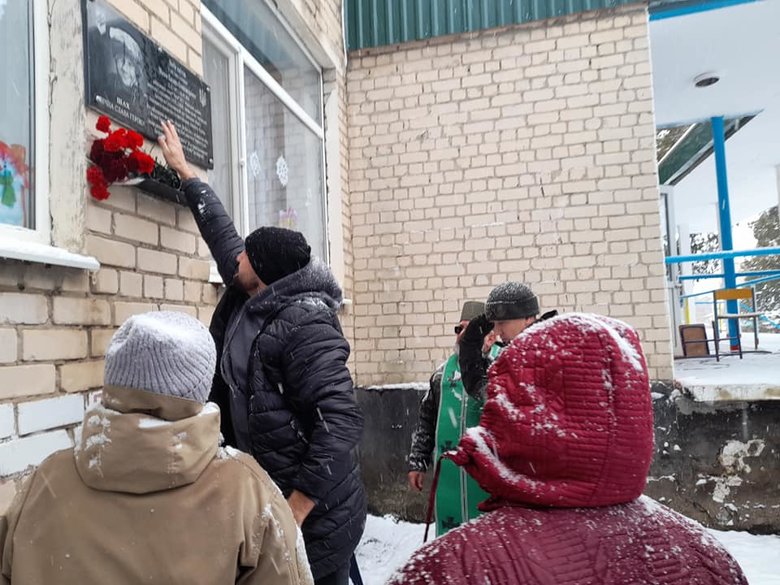 Меморіальну дошку воїну Азова Едуарду Шахову, вбитому російським снайпером на Донбасі, відкрили на Херсонщині 06
