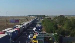 Video of Crimea blockade shows kilometer-long truck lines and tire barricades. VIDEO