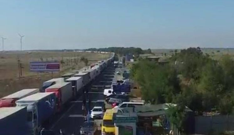 Video of Crimea blockade shows kilometer-long truck lines and tire barricades. VIDEO