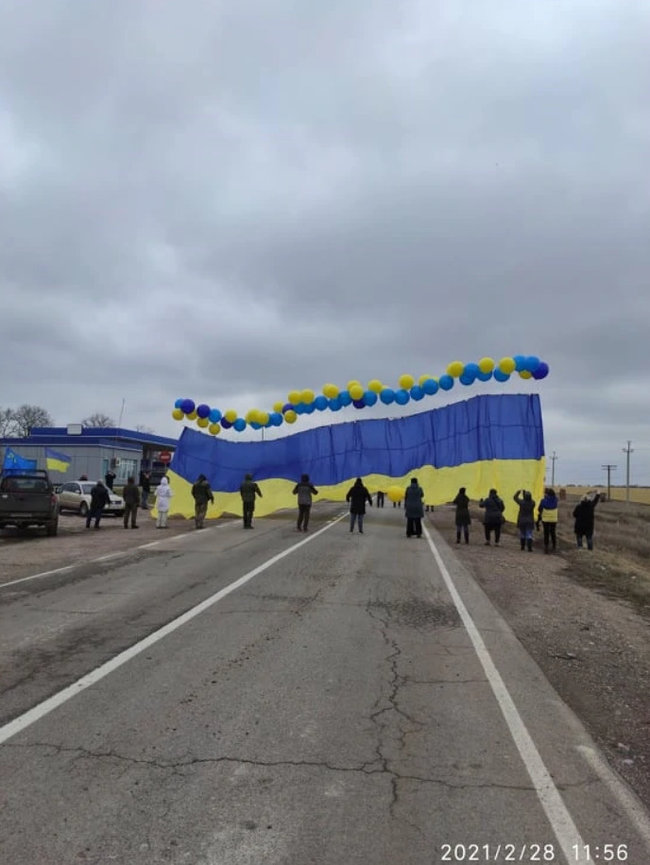 Активісти запустили з адмінмежі прапор України з побажаннями для жителів захопленого Росією Криму 04