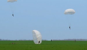 Airborne, Spetsnaz cadets performed landing drills in Odesa region. PHOTOS