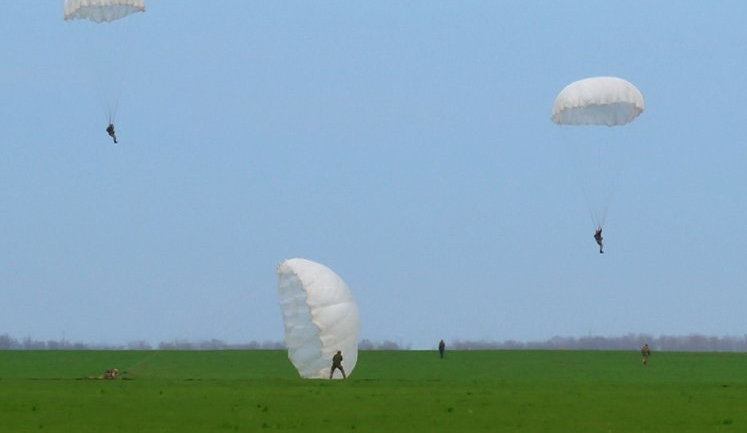 Airborne, Spetsnaz cadets performed landing drills in Odesa region. PHOTOS